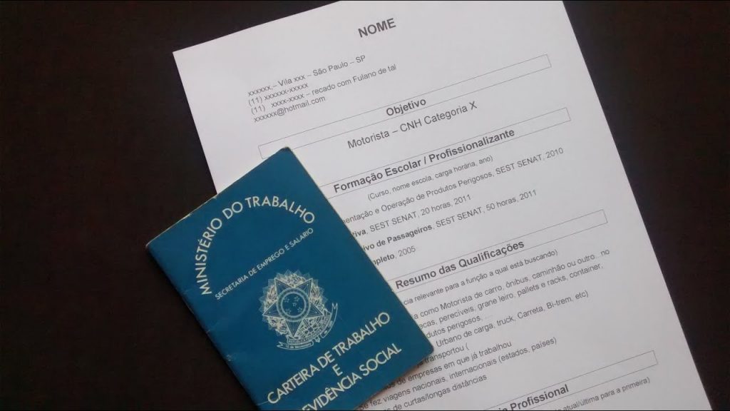 Consultora analisa e dá orientações para montar currículo